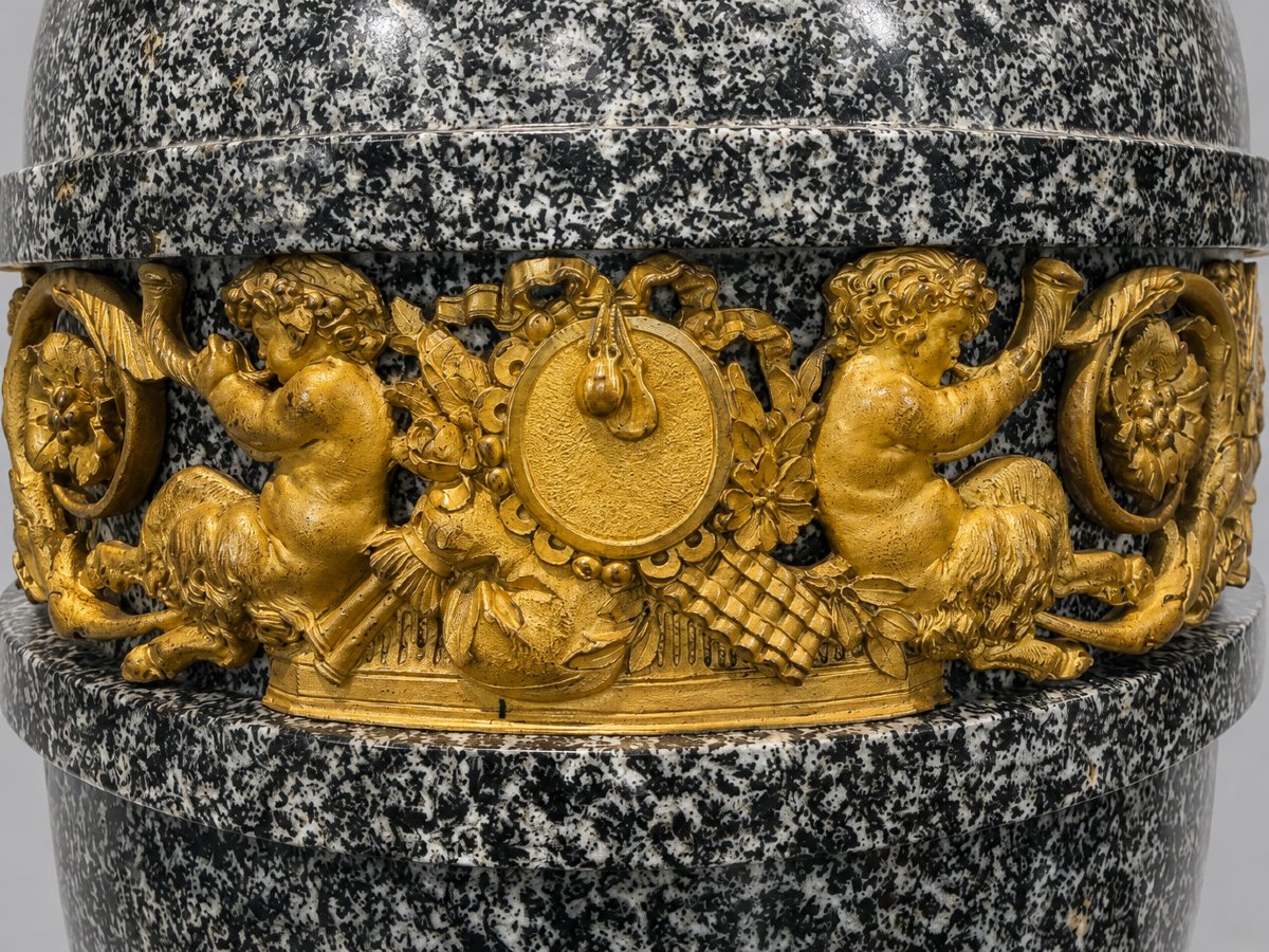 Paire de vases couverts en porphyre gris et bronzes dorés, attribués à Pierre-Philippe Thomire -photo-4