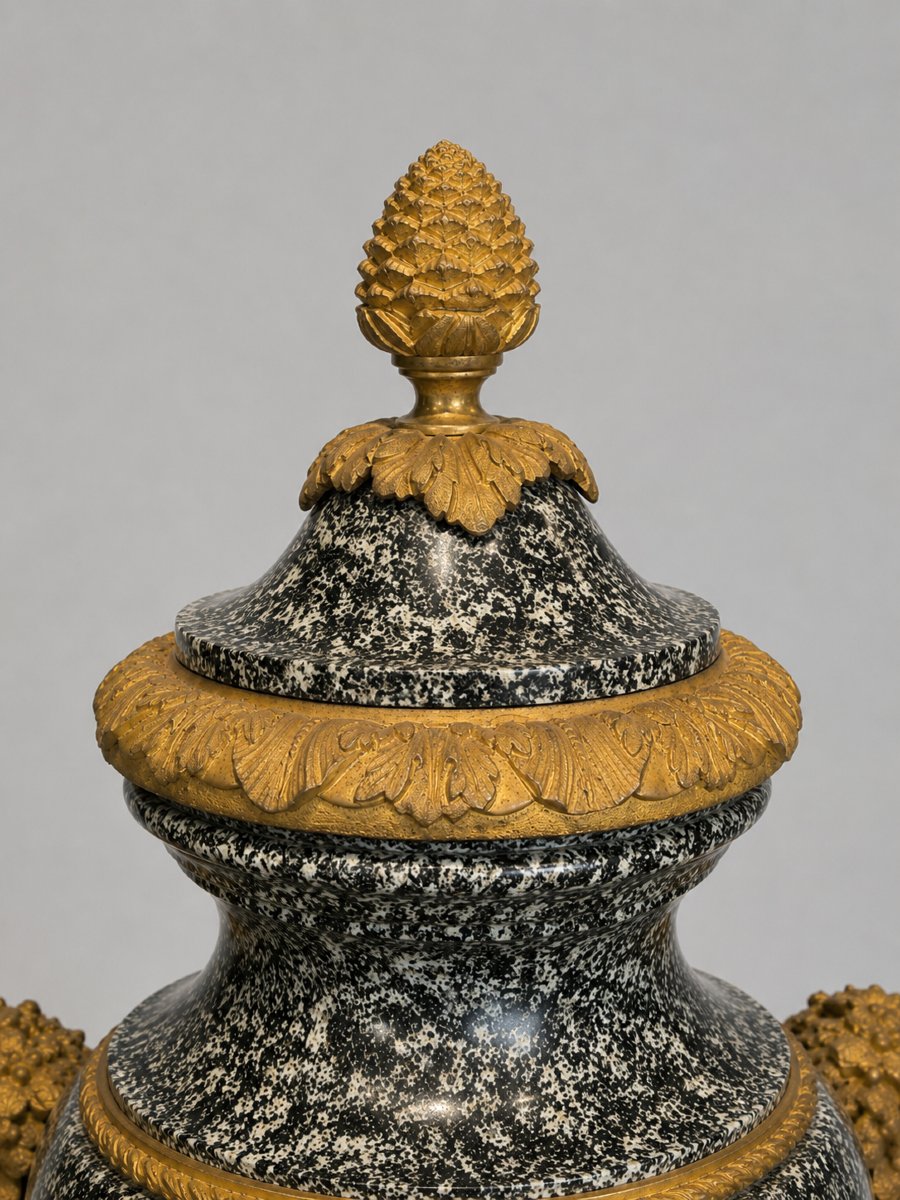 Paire de vases couverts en porphyre gris et bronzes dorés, attribués à Pierre-Philippe Thomire -photo-1