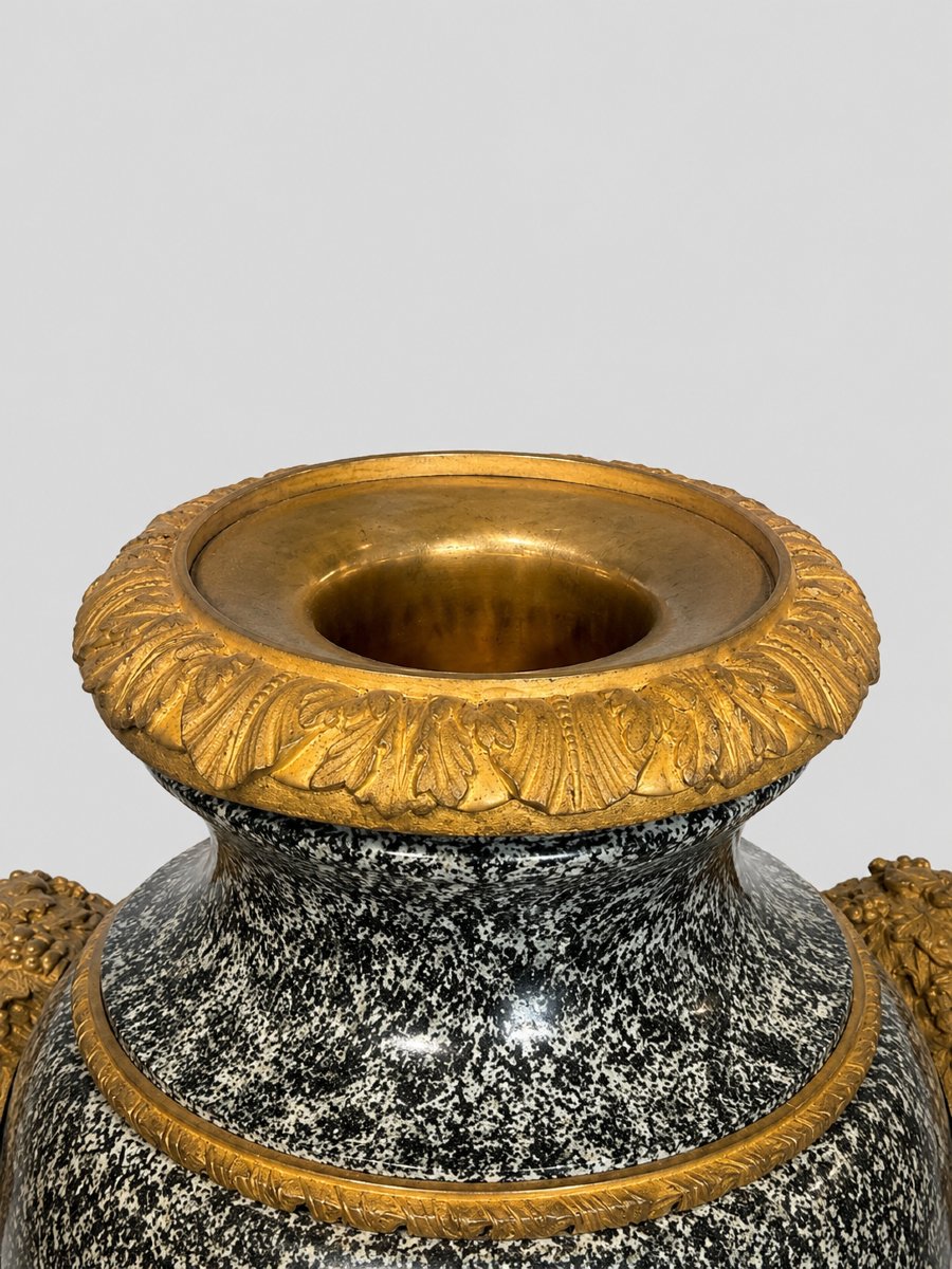 Paire de vases couverts en porphyre gris et bronzes dorés, attribués à Pierre-Philippe Thomire -photo-4