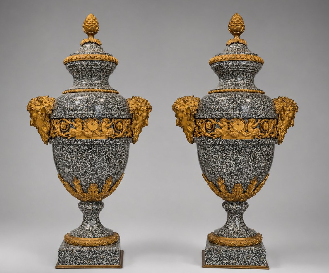 Paire de vases couverts en porphyre gris et bronzes dorés, attribués à Pierre-Philippe Thomire 