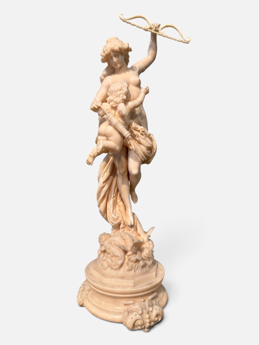 Important groupe sculpté en ivoire représentant Vénus et Cupidon-photo-2