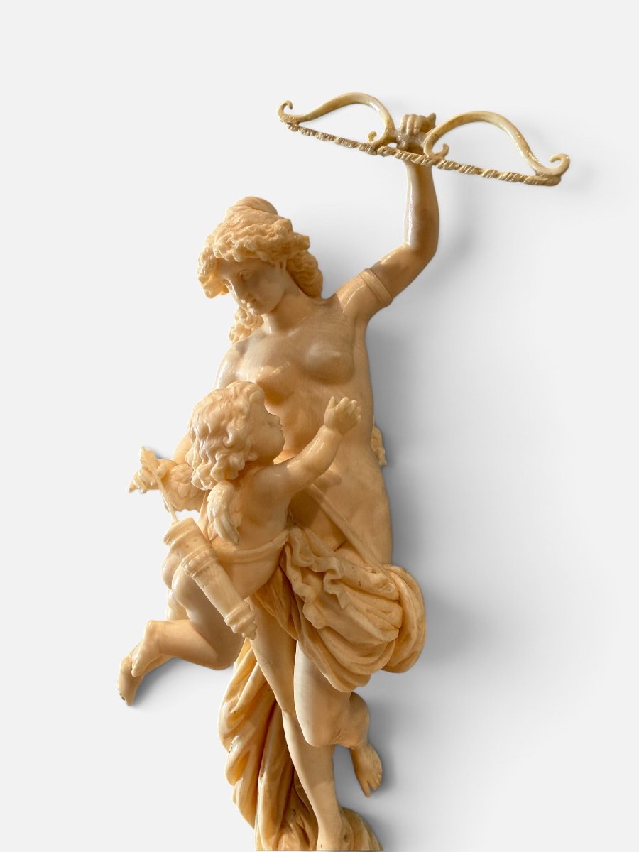 Important groupe sculpté en ivoire représentant Vénus et Cupidon-photo-3