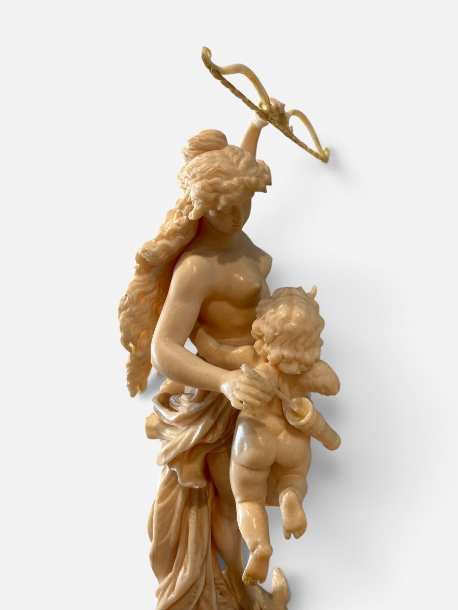 Important groupe sculpté en ivoire représentant Vénus et Cupidon-photo-1