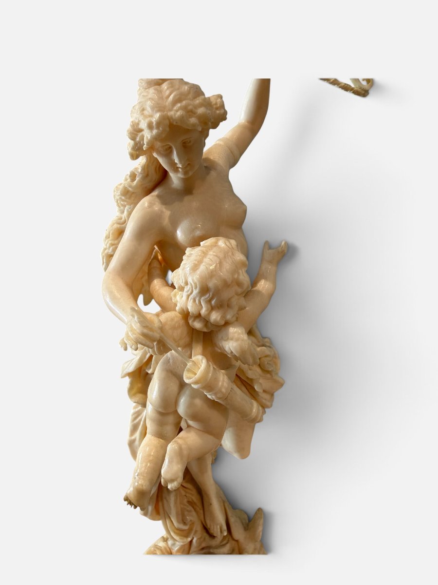 Important groupe sculpté en ivoire représentant Vénus et Cupidon-photo-5