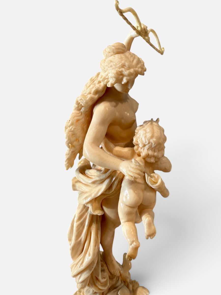 Important groupe sculpté en ivoire représentant Vénus et Cupidon-photo-6