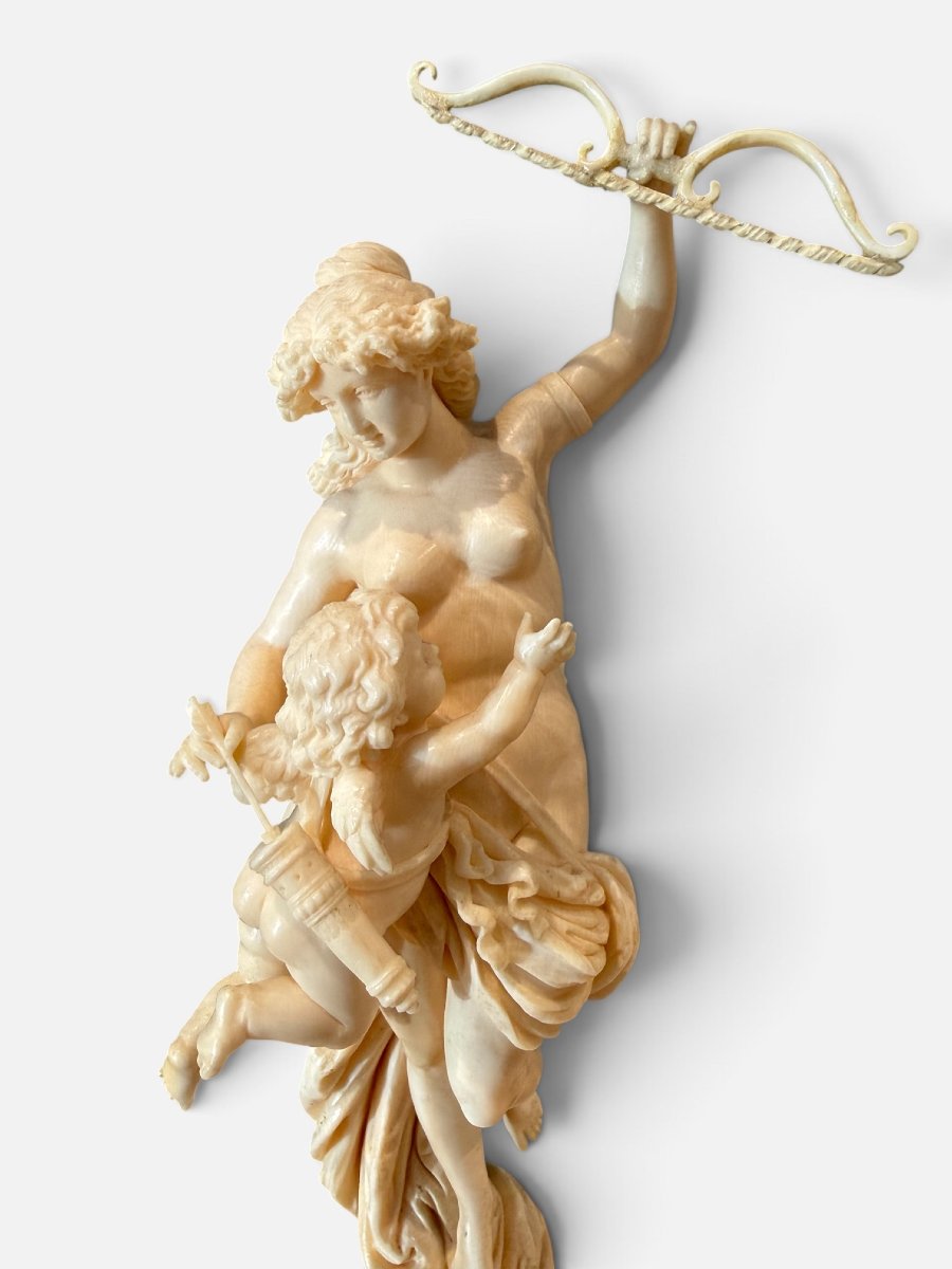Important groupe sculpté en ivoire représentant Vénus et Cupidon-photo-7