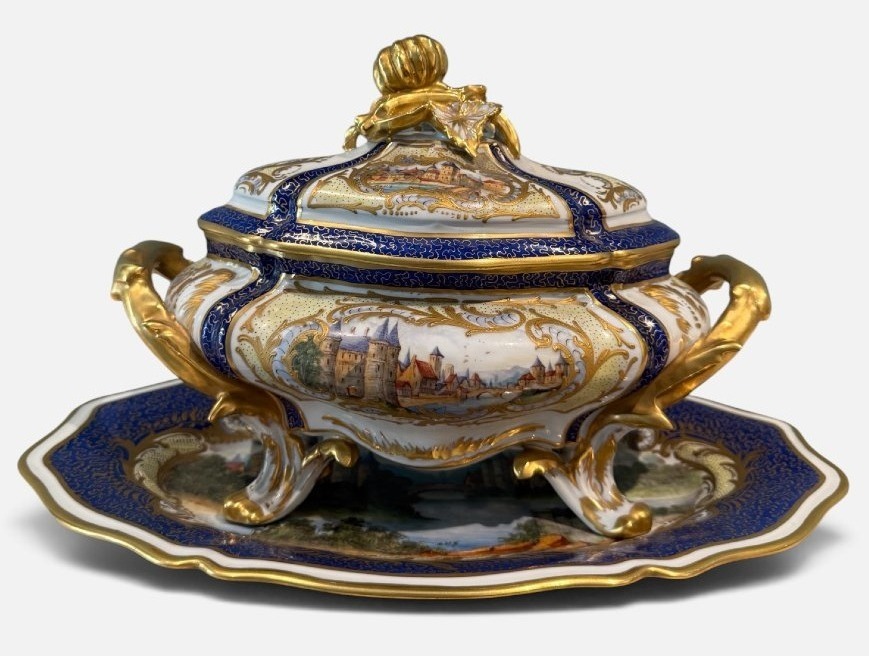 Soupière couverte avec son présentoir en porcelaine polychrome et dorée, Allemagne, fin du XIXe