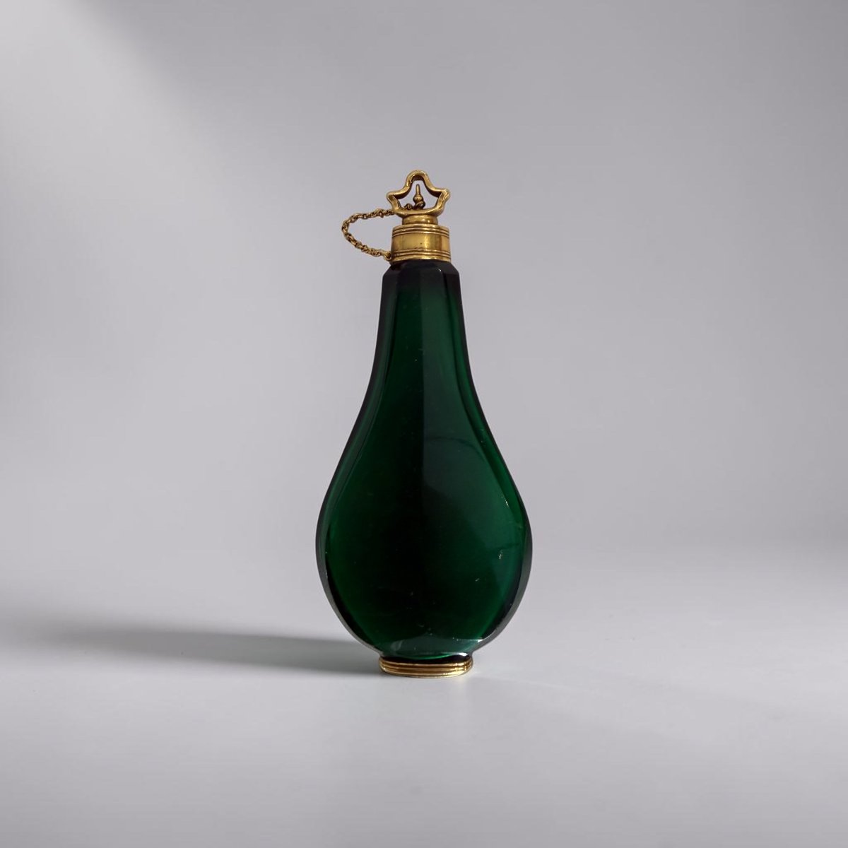 Elegant French Perfume Bottle Made Of Faceted Green Glass And 18-karat Gold-photo-1