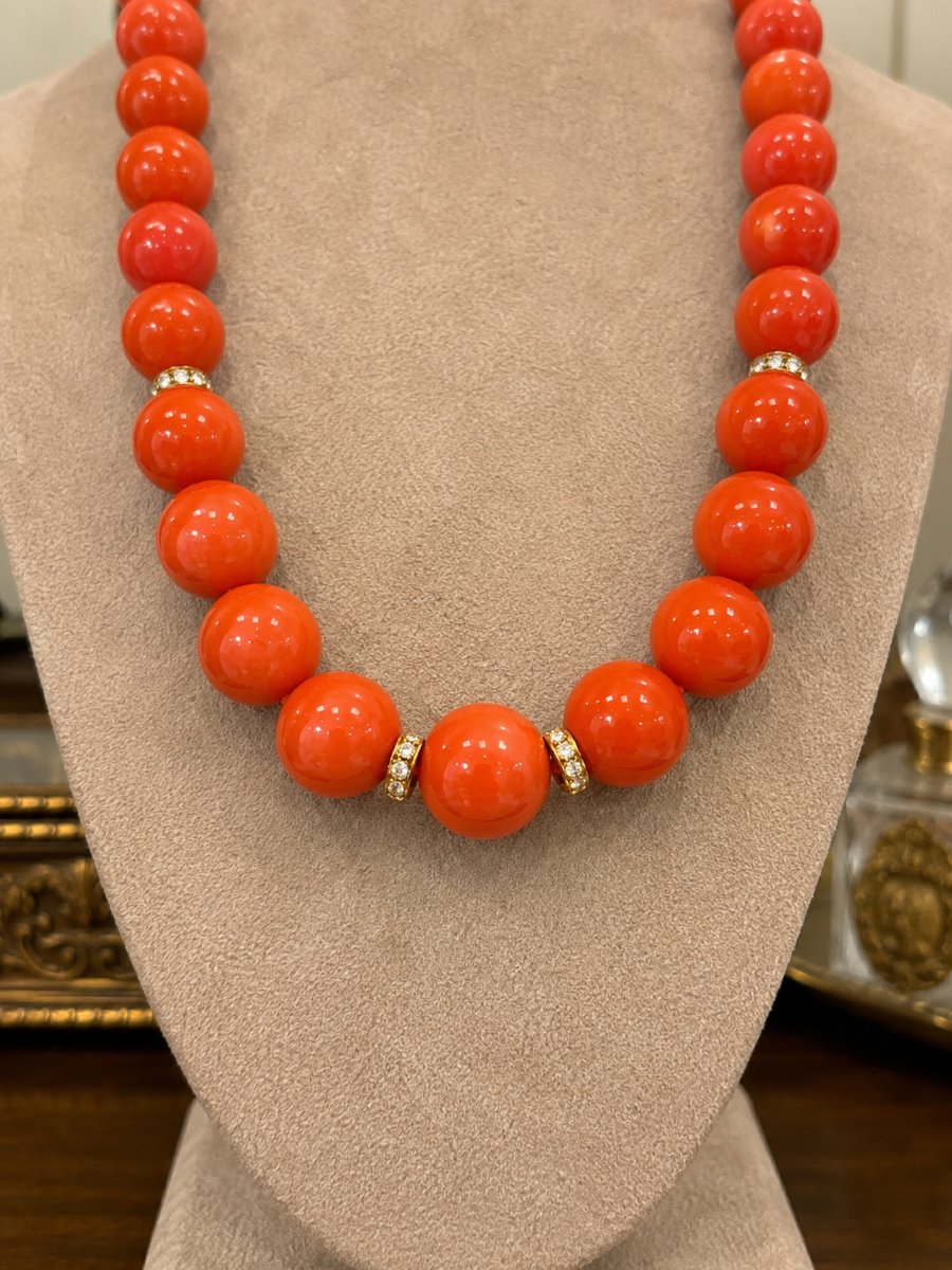 Rare Necklace Made Of Mediterranean Coral From Sardinia With An 18-karat Gold Clasp And Gold Accents-photo-3