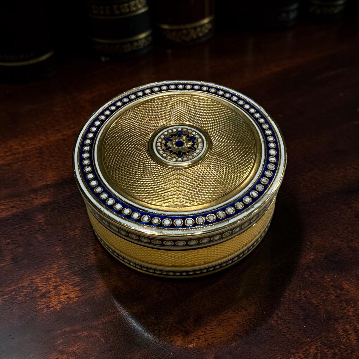 Joseph-Étienne Blerzy – Tabatière ronde en or 18 carats et émaux, Paris, vers 1774–1778-photo-3
