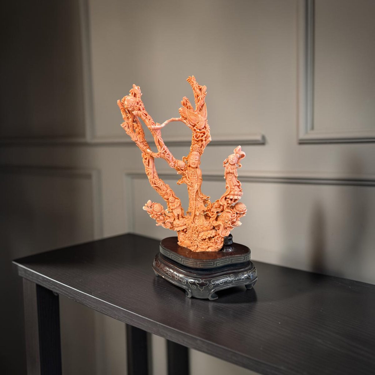  Important groupe sculpté oriental en corail cerasuolo