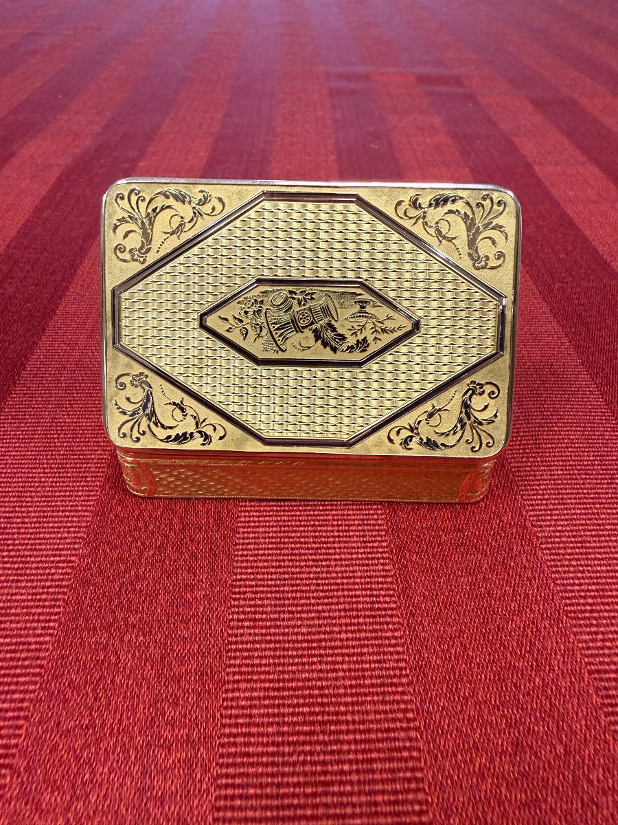 French 18-karat Gold Snuff Box-photo-2