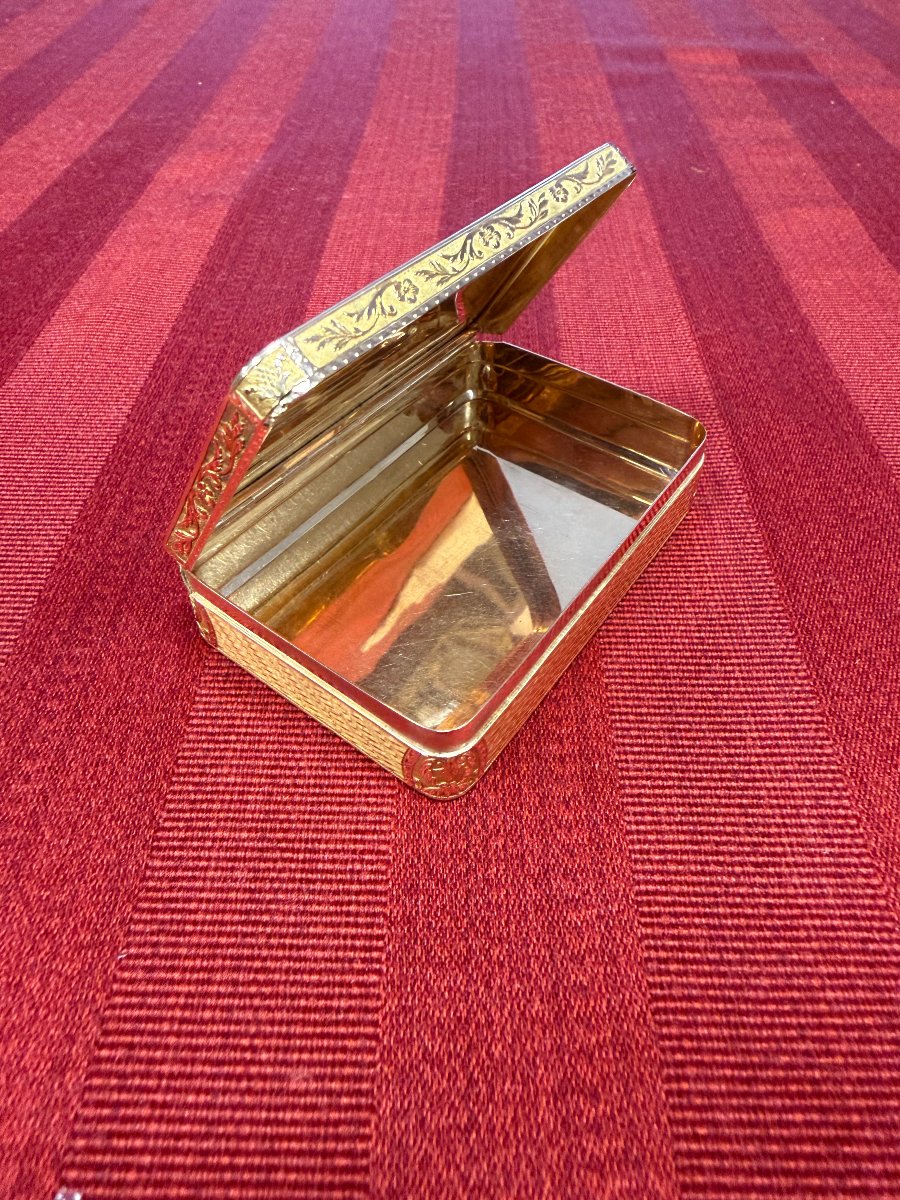 French 18-karat Gold Snuff Box-photo-3