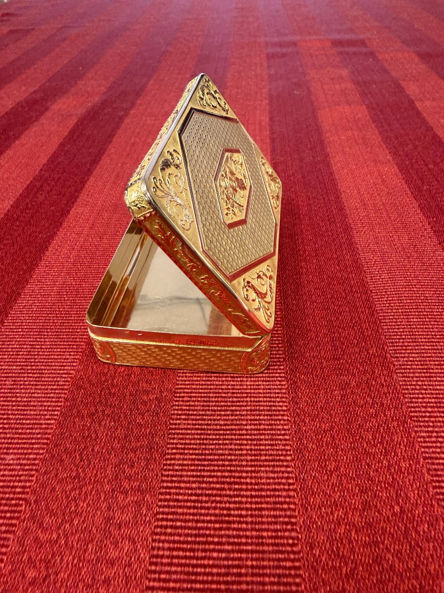 French 18-karat Gold Snuff Box-photo-4