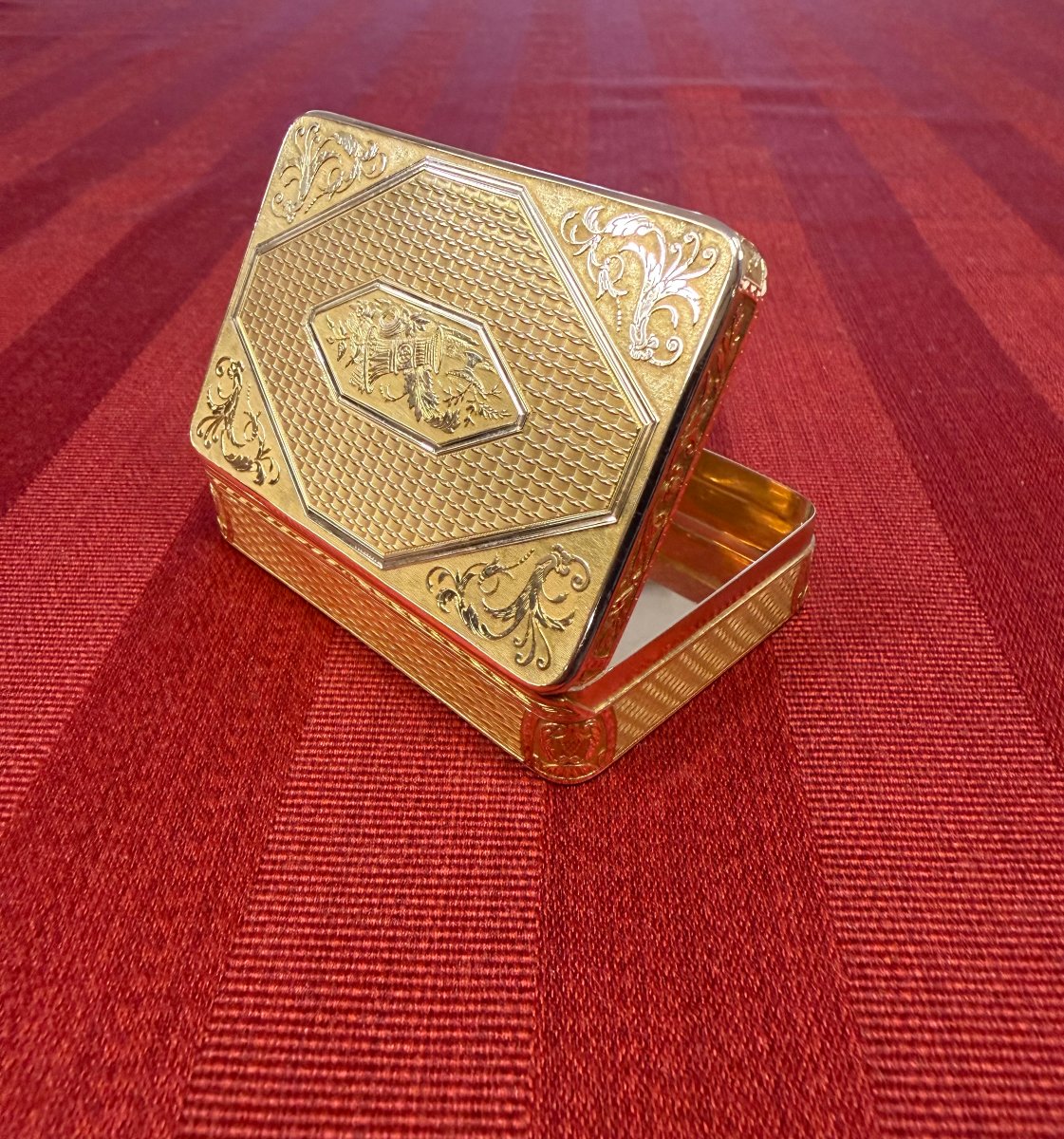 French 18-karat Gold Snuff Box-photo-1