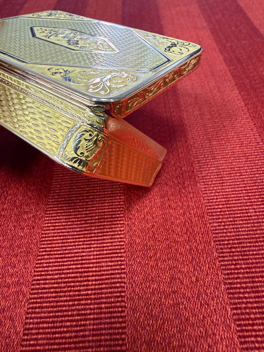 French 18-karat Gold Snuff Box-photo-4