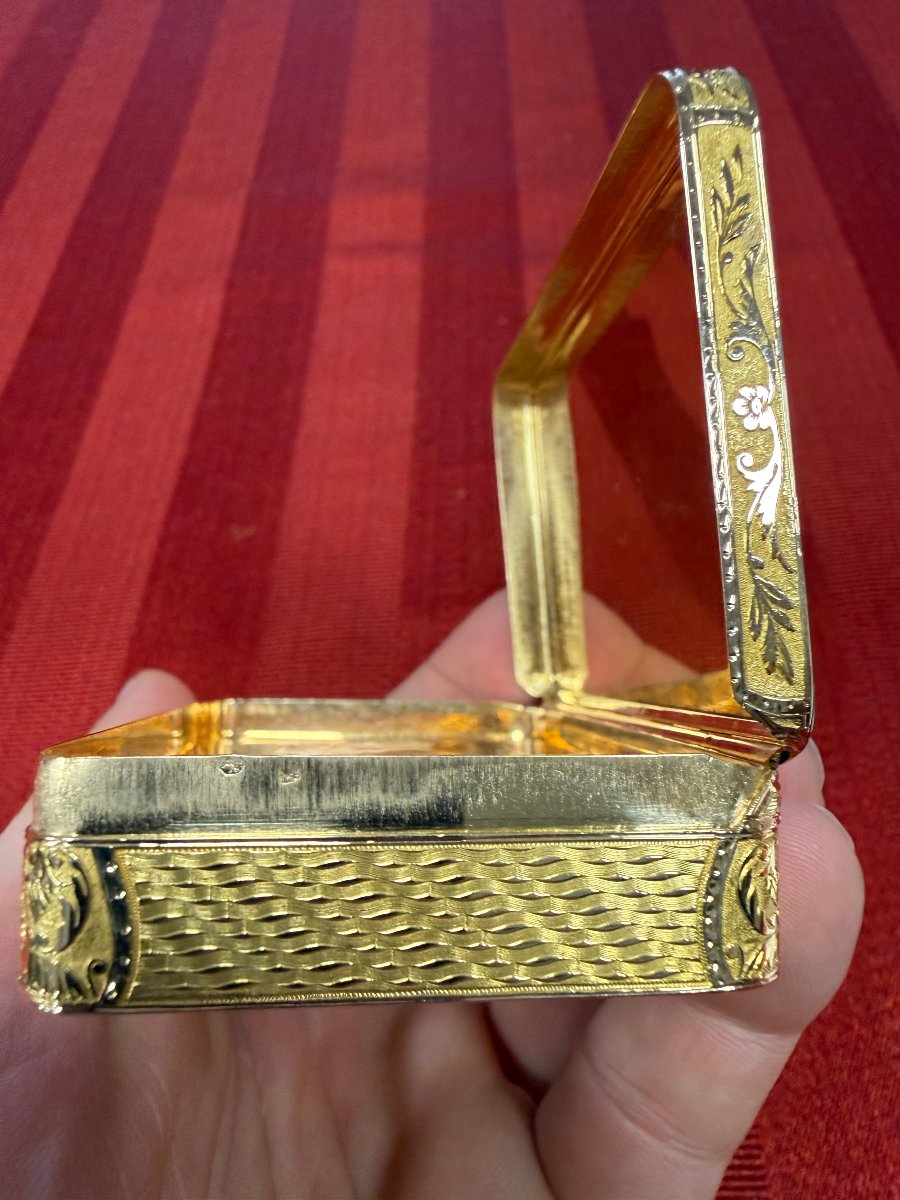 French 18-karat Gold Snuff Box-photo-5