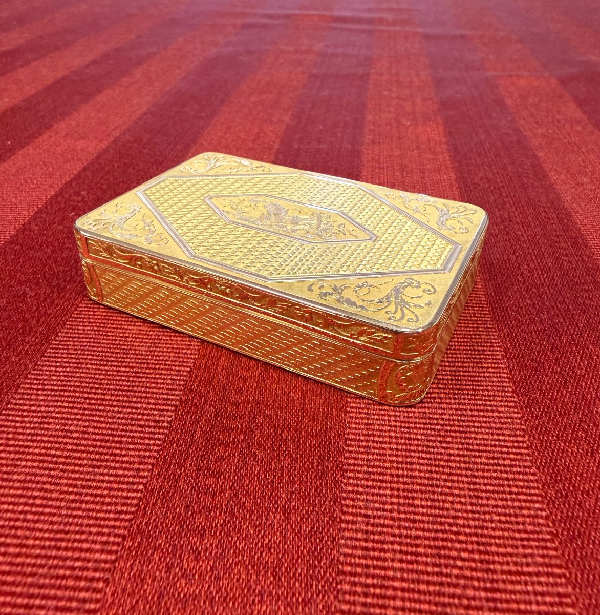 French 18-karat Gold Snuff Box-photo-6
