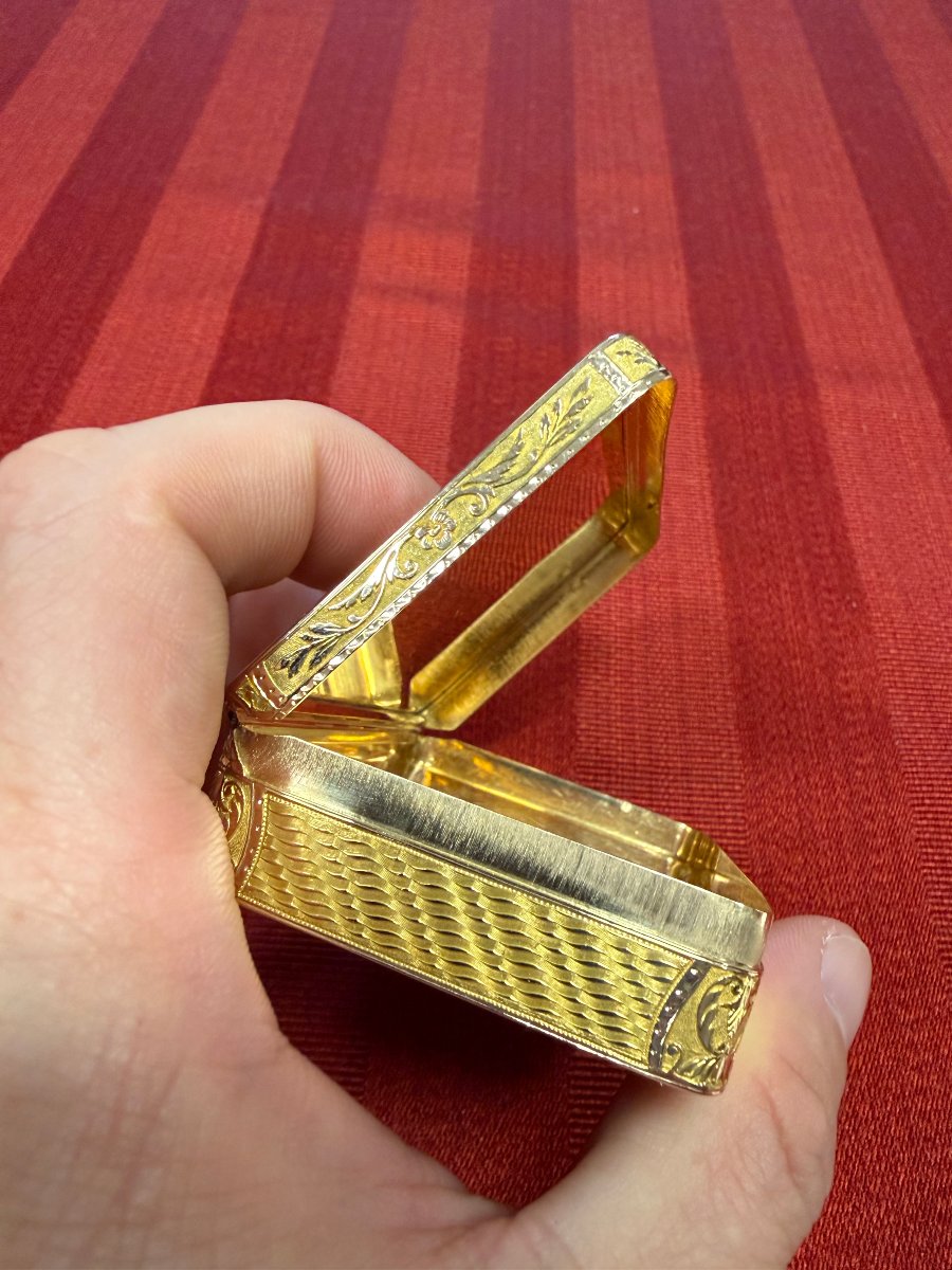 French 18-karat Gold Snuff Box-photo-8