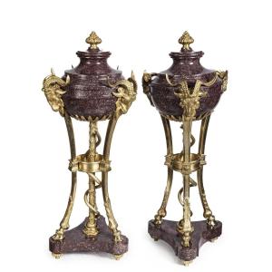  Paire de cassolettes tripodes en porphyre rouge impérial et bronze doré ciselé, France, début 