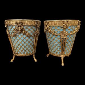 Paire de cache-pots en porcelaine de Sèvres avec montures en bronze doré
