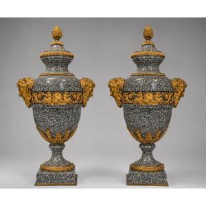 Paire de vases couverts en porphyre gris et bronzes dorés, attribués à Pierre-Philippe Thomire 