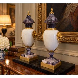 Paire de vases en marbre blanc statuaire, Blue John et bronze doré – France, époque Napoléon II