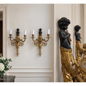 Paire d’appliques françaises en bronze patiné et doré aux putti musiciens – XIXe siècle