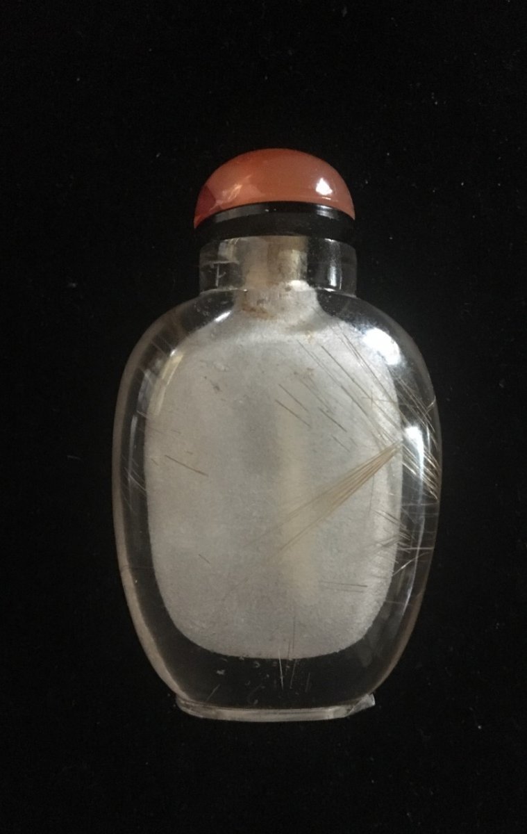 Tabatière EN QUARTZ A CHEVEUX à inclusions de rutile dorées. Bouchon cornaline. Objet de collection CHINE dyn. Ching. Snuff bottle Asie