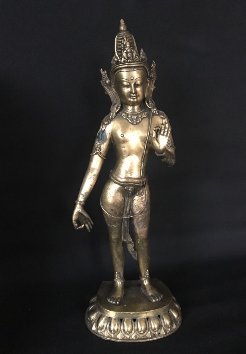 BODHISATTVA AVALOKITESVARA LOKESVARA, statue en bronze patiné.  Népal, art NEWAR de l'Himalaya. Asie