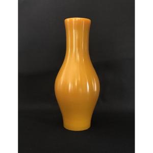 Vase balustre dit "noyau d'olive". Verre de Pékin, Art chinois. Asie  dynastie Ching