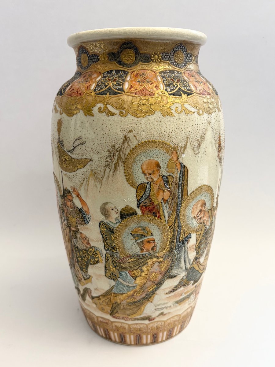 Vase en céramique japonaise Satsuma – Rakanové, décor moriage doré