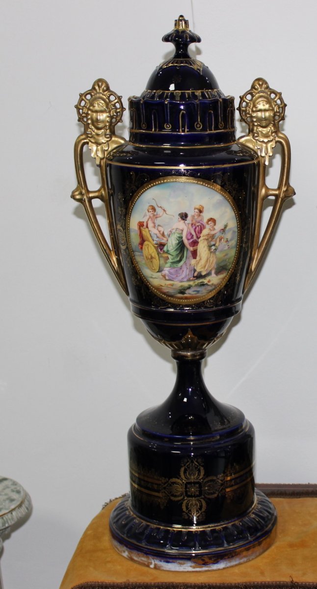 Style Royal de Vienne  Une Paire De Vases Monumentaux En Porcelaine. Vers 1880. Hauteur 76cm-photo-2