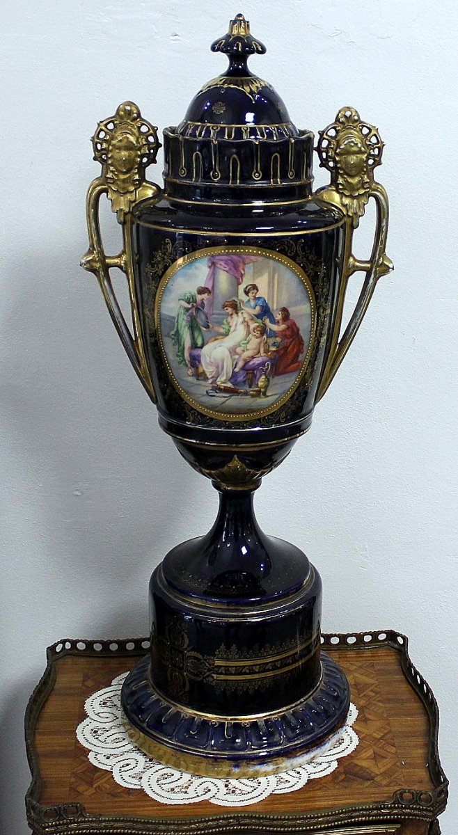 Style Royal de Vienne  Une Paire De Vases Monumentaux En Porcelaine. Vers 1880. Hauteur 76cm-photo-3