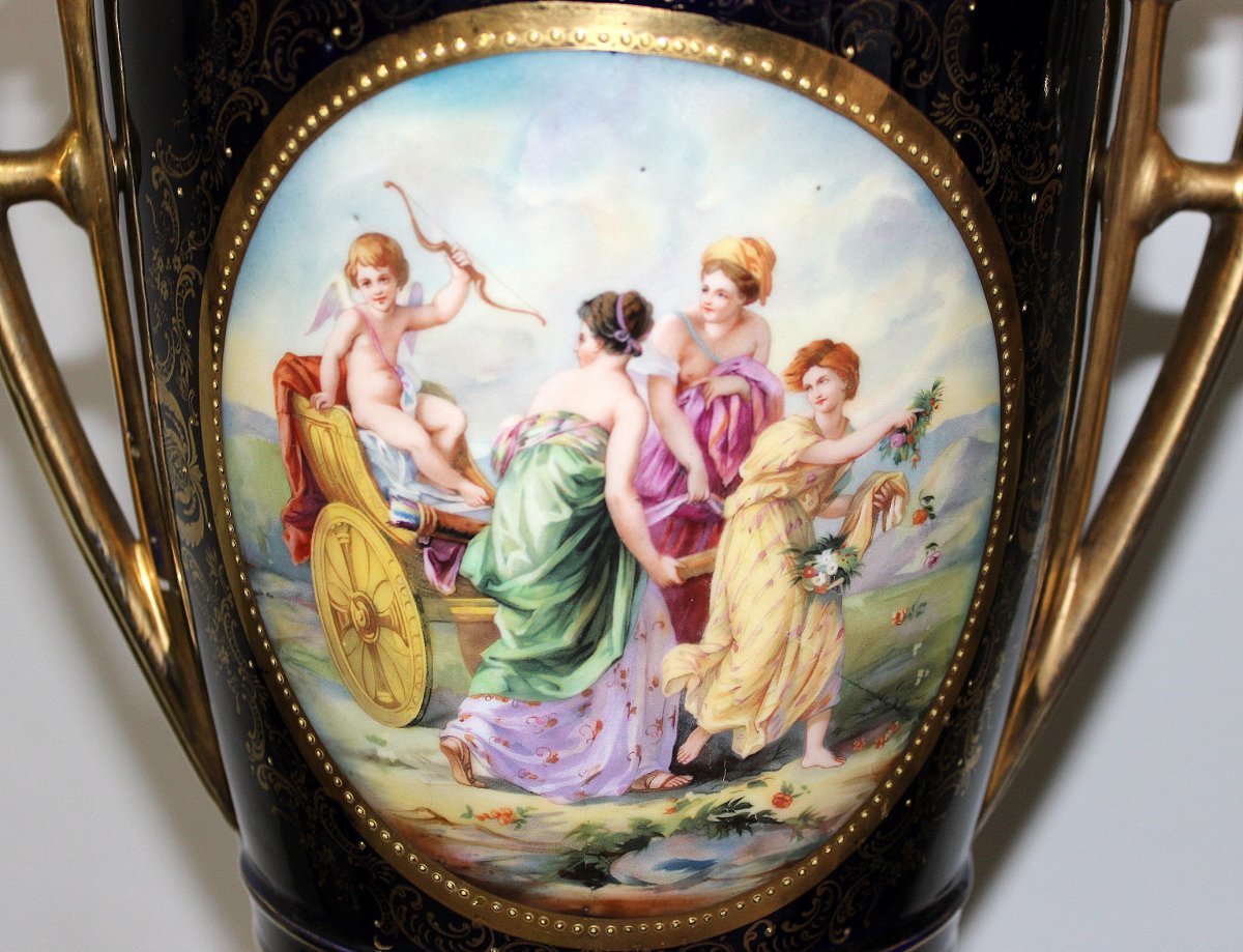 Style Royal de Vienne  Une Paire De Vases Monumentaux En Porcelaine. Vers 1880. Hauteur 76cm-photo-1