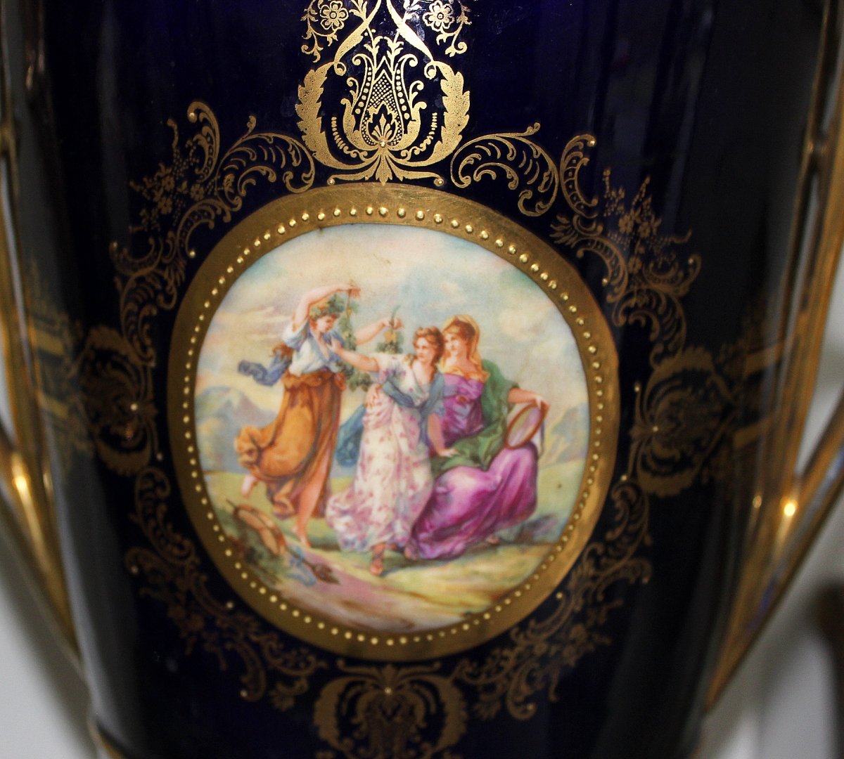 Style Royal de Vienne  Une Paire De Vases Monumentaux En Porcelaine. Vers 1880. Hauteur 76cm-photo-2