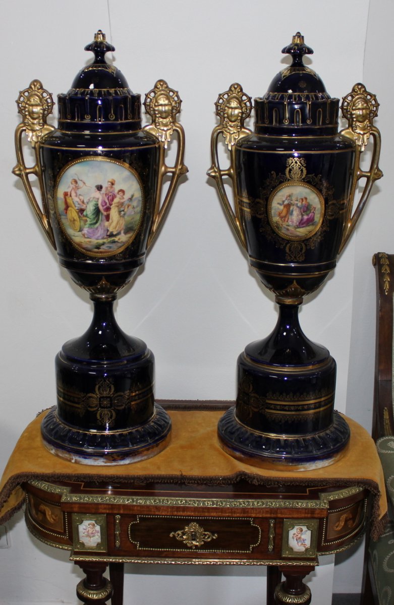 Style Royal de Vienne  Une Paire De Vases Monumentaux En Porcelaine. Vers 1880. Hauteur 76cm-photo-3
