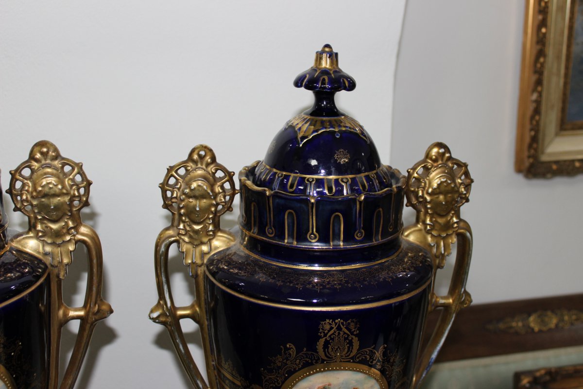 Style Royal de Vienne  Une Paire De Vases Monumentaux En Porcelaine. Vers 1880. Hauteur 76cm-photo-4