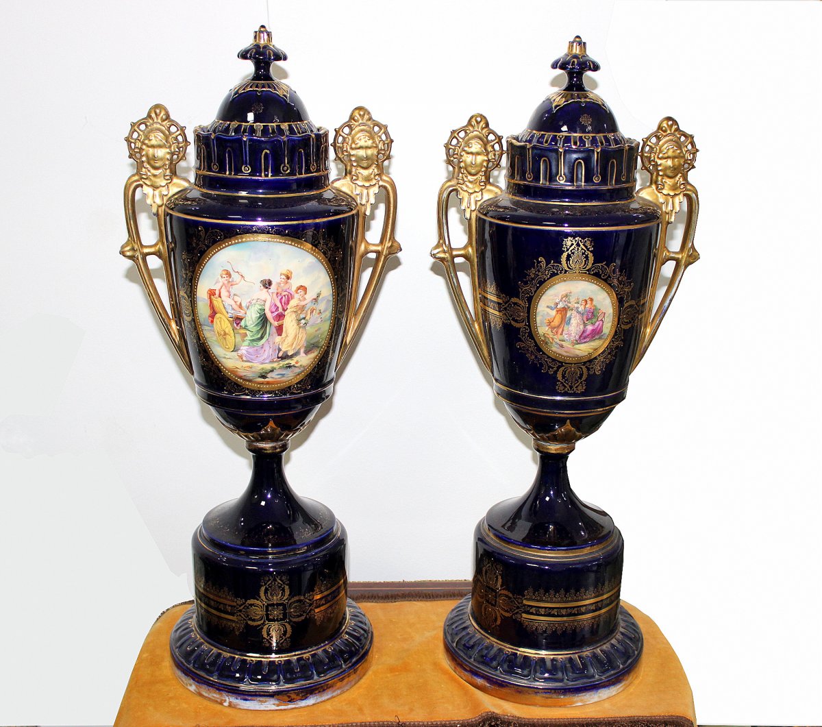 Style Royal de Vienne  Une Paire De Vases Monumentaux En Porcelaine. Vers 1880. Hauteur 76cm
