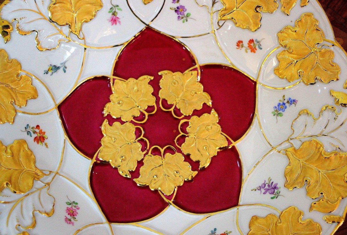 Assiette de Meissen  Décorée De Lys Dorés, Bordée De Fleurs-photo-2