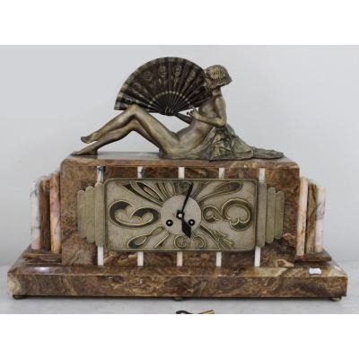 Art Déco Grand Francais Mantel Horloge Avec Une Dame De Bronze Avec Un Éventail Longueur 58cm