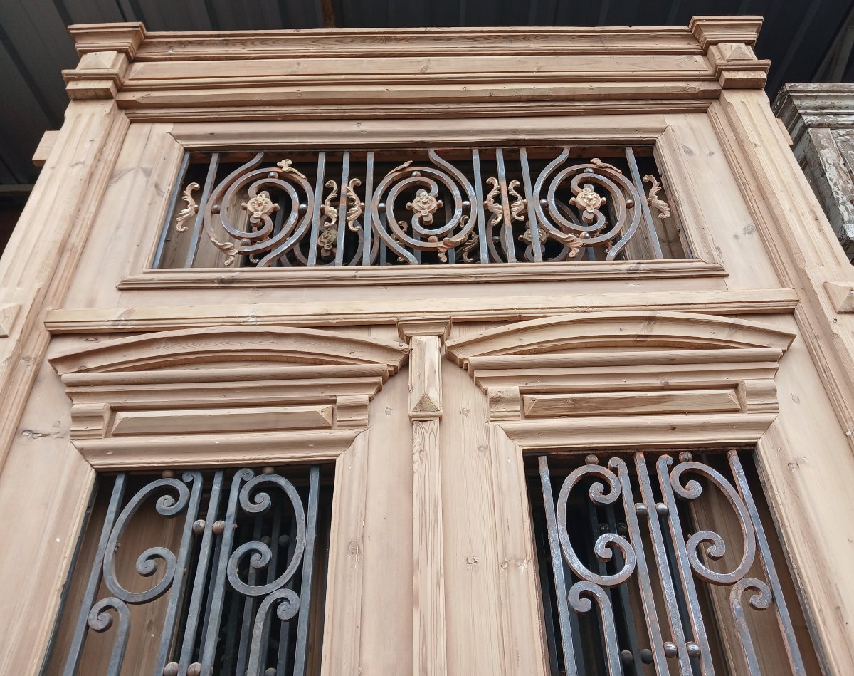 An Imposing Doorset, Sturdy And Highly Decorative.-photo-4