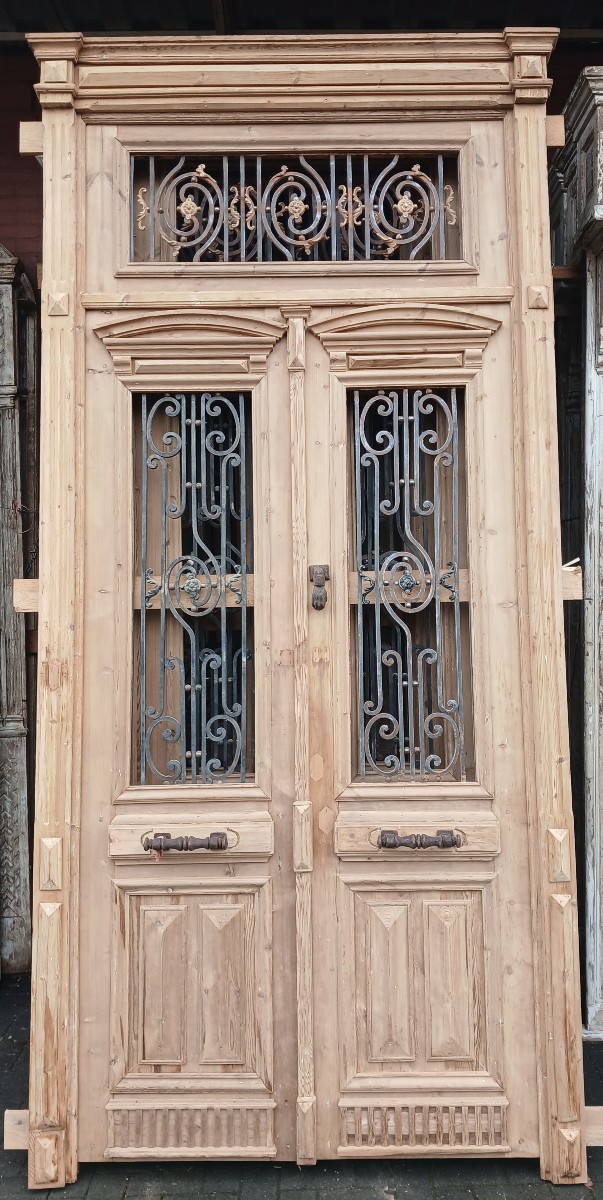 An Imposing Doorset, Sturdy And Highly Decorative.