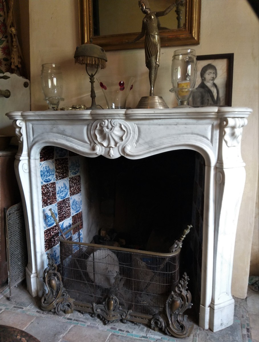Louis XV Style Fireplace Made Out Of Carrara-statué