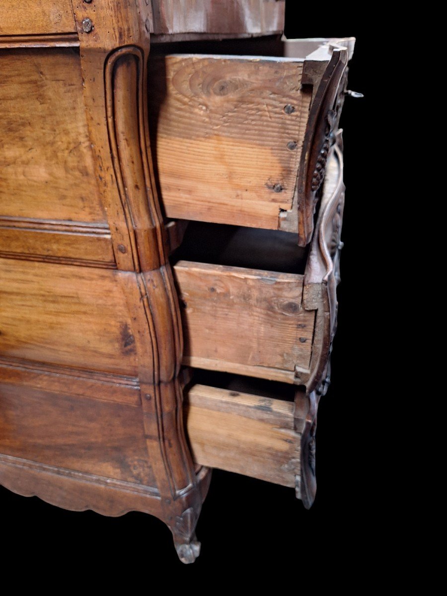 Une  Belle Commode à Tombeau 18ième En Noyer Sculpté.-photo-3