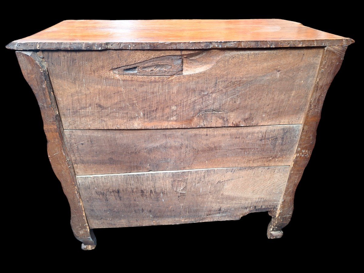 Une  Belle Commode à Tombeau 18ième En Noyer Sculpté.-photo-5