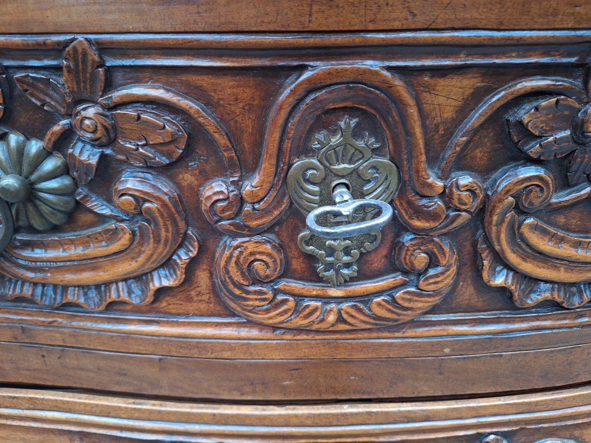 Une  Belle Commode à Tombeau 18ième En Noyer Sculpté.-photo-8
