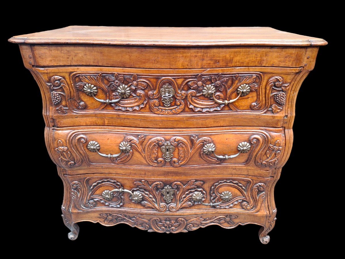 Une  Belle Commode à Tombeau 18ième En Noyer Sculpté.