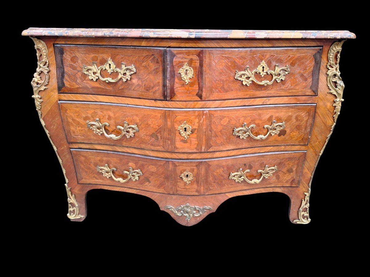 Une belle Commode 18ième En Marqueterie  Estampillé Joseph Schmitz.