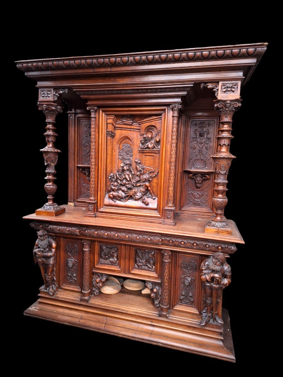 Une Grande Armoire Monumental En Noyer.-photo-2